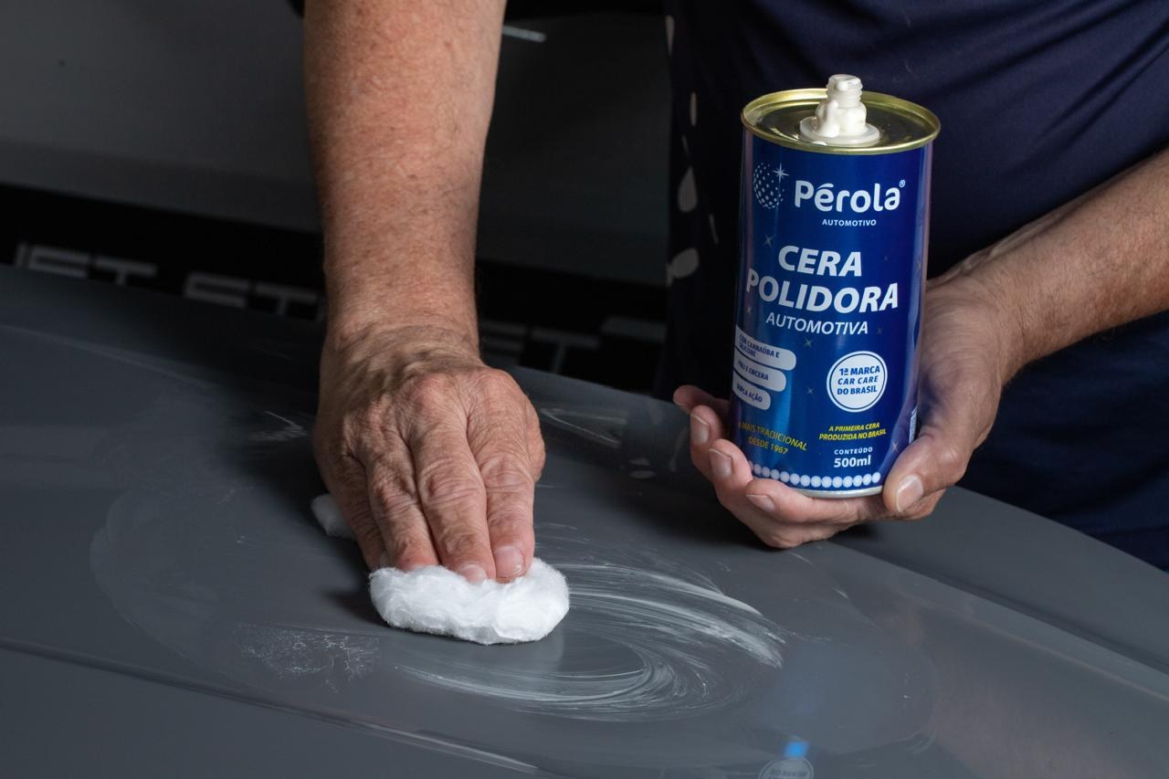 Aplicação de cera automotiva
